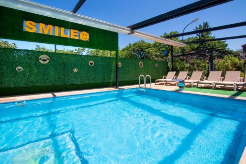 Kolam renang di atau dekat dengan Hotel Smile