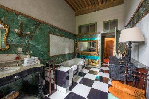 TraizeChâteau beyrin的带浴缸和水槽的浴室