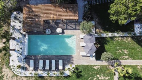 een uitzicht over een zwembad in een tuin bij LES LODGES TAIZEN, séjour SPA- sans enfants in Saint-Cannat
