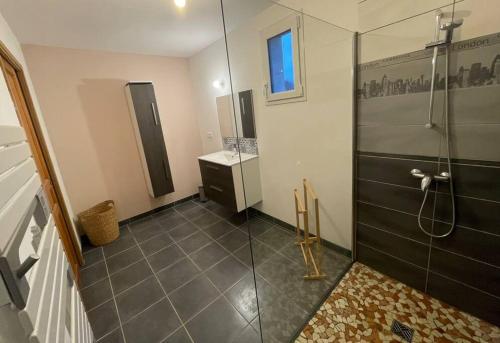 une salle de bain avec douche et lavabo dans l'établissement maison secteur Mont St Michel, à Reffuveille