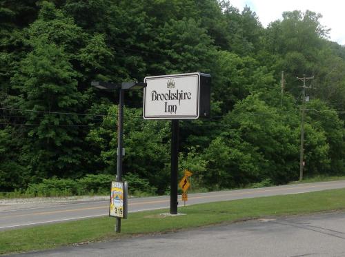a street sign on the side of a road at Brookshire Inn in Inez