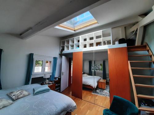 - une chambre avec un lit et des lits superposés dans l'établissement Loft en duplex 270 m2 & Jardin patio terrasse sauna, à Chaville