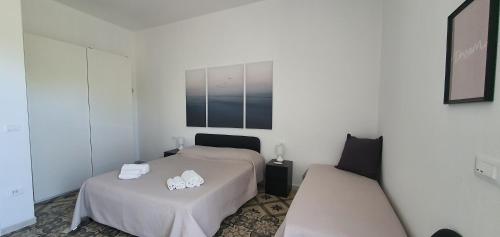 una camera da letto con due letti e un divano di All'ombra dell'ulivo a Monopoli