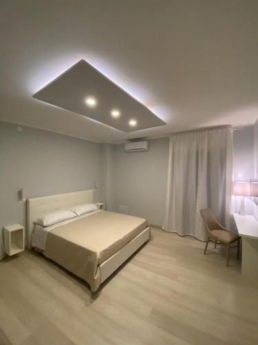 - une chambre avec un lit et une chaise dans l'établissement Vico gioiello 2, à San Martino in Pensilis