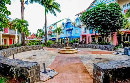 un patio con una fuente frente a un edificio en Studio Bod’Lanmè - Trois îlets, en Les Trois-Îlets