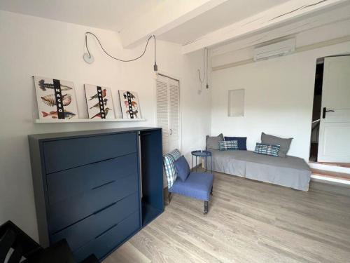 a bedroom with a bed and a blue dresser at Villa de charme, avec piscine, 6 personnes in Éguilles