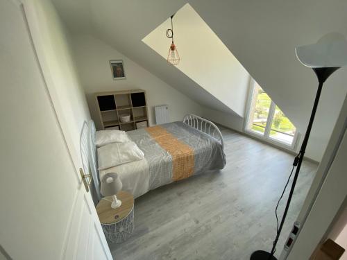 1 dormitorio con 1 cama en el ático en Vue sur Mer, en Criel-sur-Mer
