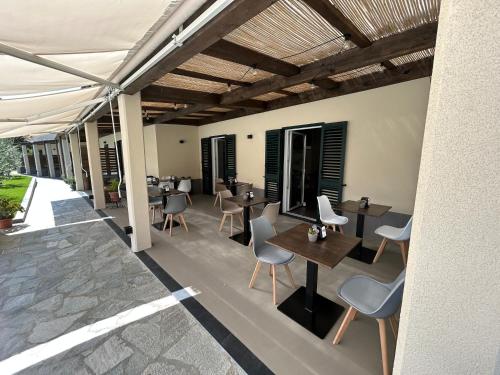 un patio con mesas y sillas en un edificio en Il Canneto en Sestri Levante