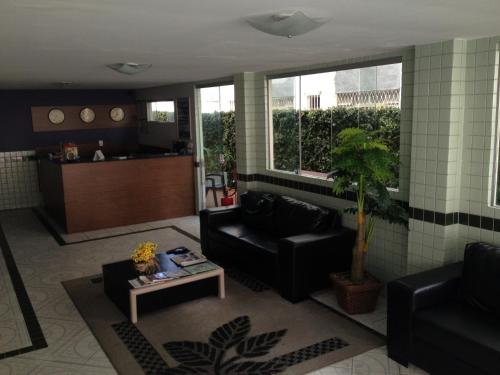 un soggiorno con 2 divani e un tavolo di Hotel Coqueiral a Recife