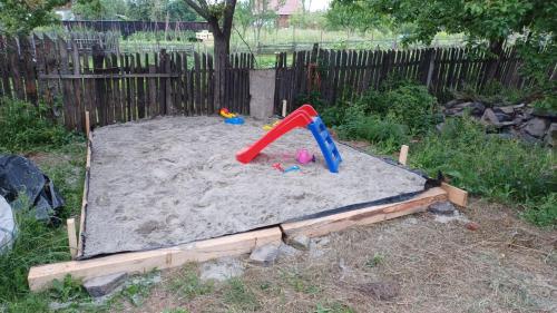 a sandbox in the sand in a backyard at Lipovan kulcsosház in Ciba