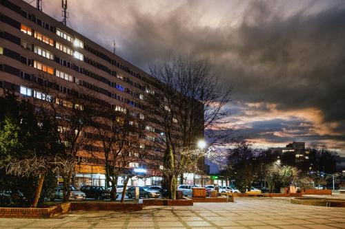 a building on a city street at night at Kairos Apartments - Diamond - darmowy Parking, ścisłe centrum in Gliwice