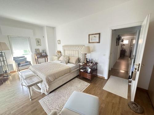 um quarto com uma cama e uma sala de estar em Villa whit garden 10mn from Monaco em La Turbie