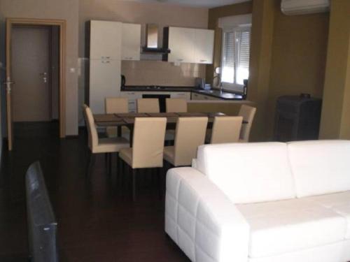 杜基拉特的住宿－Apartments Maki，客厅配有白色的沙发和桌子