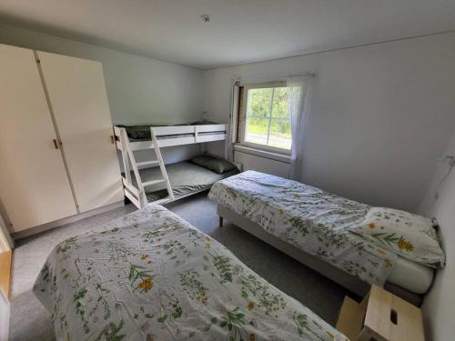 ein kleines Zimmer mit 2 Betten und einem Fenster in der Unterkunft Stugby Marieke - Skärvången in Föllinge