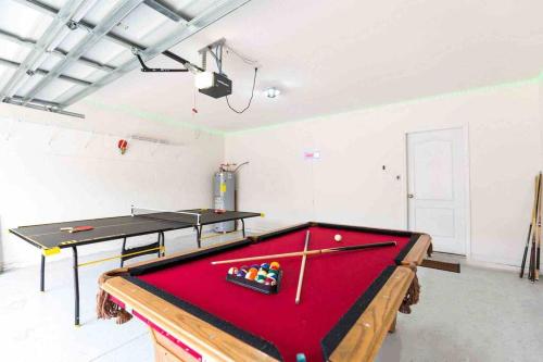 Mesa de bilhar em Modern Luxury Tampa Home - Splash Pool - Game Room