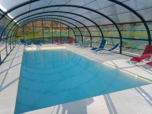 une piscine intérieure dans un bâtiment en forme de dôme dans l'établissement Insolites de la Tellerie, à Valdallière
