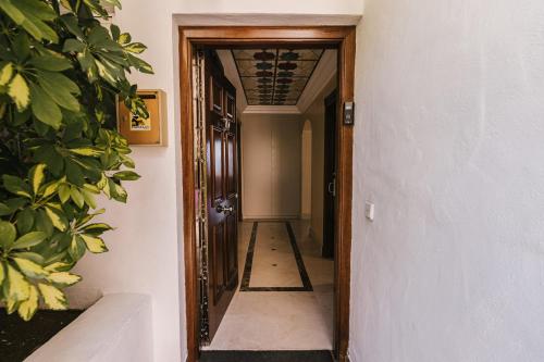 un pasillo con una puerta y una planta en Luxury sea views Townhouse Marbella, en Marbella