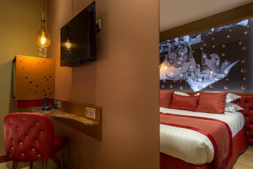 Un ou plusieurs lits dans un hébergement de l'établissement Hotel Les Bulles De Paris