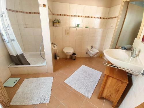 Ένα μπάνιο στο Ferienwohnung Tukan
