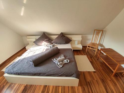 ein Schlafzimmer mit einem Bett mit zwei ausgestopften Tieren darauf in der Unterkunft Ferienwohnung Tukan in Walsrode