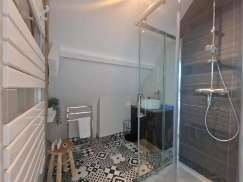 ein Bad mit Dusche und Fliesenboden in der Unterkunft Maison T3 Mérignies in Mérignies