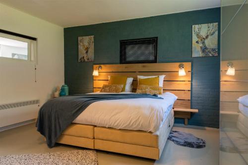 Un pat sau paturi într-o cameră la Vakantiewoning Le Garaazje