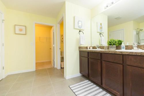 Baño con 2 lavabos y espejo en Modern Luxury Tampa Home - Splash Pool - Game Room en Tampa