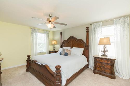 1 dormitorio con 1 cama grande y ventilador de techo en Modern Luxury Tampa Home - Splash Pool - Game Room en Tampa