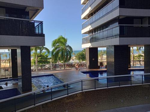 vista para um edifício com piscina em Clarke's Landscape Apartment 303 Gold B Nascente Sombra em Fortaleza