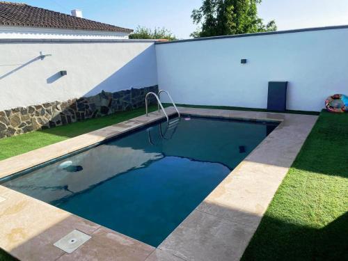 una piscina en el lateral de una casa en LOFT VILLALUCIA, en Conil de la Frontera