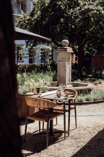 a table and chairs in front of a fountain at Broederenklooster in Zutphen