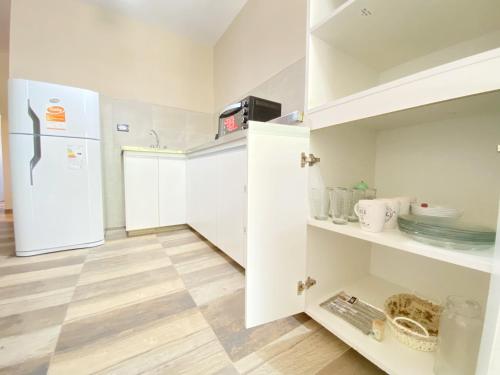 Una cocina o zona de cocina en Depto cerca de Palmares Shopping Mall