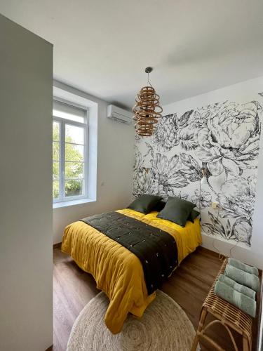 une chambre avec un lit avec une couverture jaune dans l'établissement Charmant T2 en centre ville, à Bourgoin-Jallieu