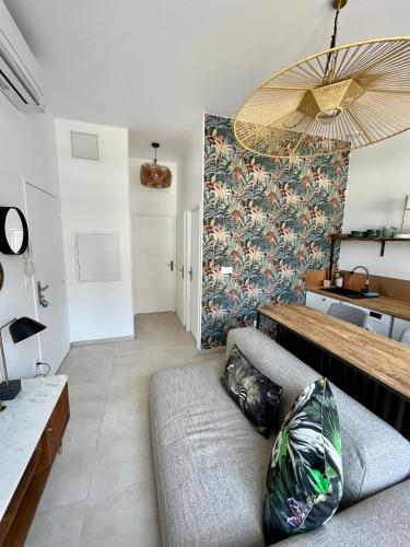 un salon avec un canapé et une table dans l'établissement Charmant T2 en centre ville, à Bourgoin-Jallieu