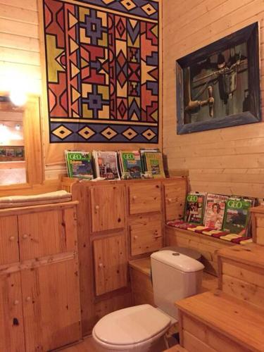 une salle de bain avec toilettes et un tableau au mur dans l'établissement Belle Maison en Bourgogne - Auxois - Morvan, à Flée