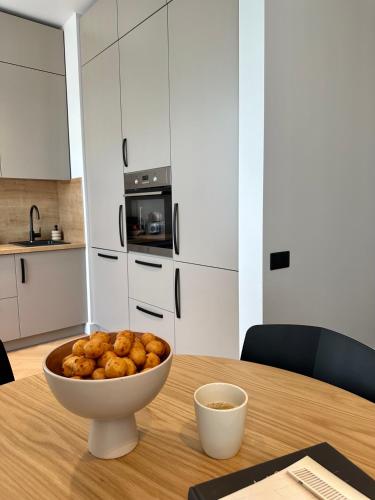 una ciotola di cibo su un tavolo in una cucina di Silver Apartment a Daugavpils