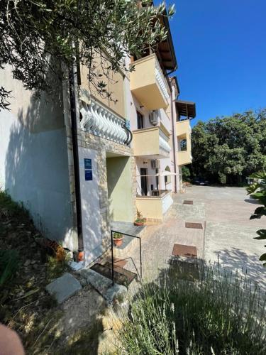 Το κτήριο όπου στεγάζεται  το διαμέρισμα