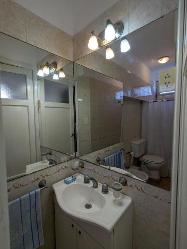 bagno con lavandino e specchio di Casa tipo chalet en PH a tres cuadras del mar a Mar del Plata