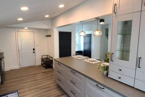een grote keuken met een aanrecht en een grote spiegel bij Beautiful 2 Bedroom Home in the Heart of North Bay in North Bay