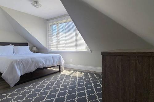 Postel nebo postele na pokoji v ubytování Beautiful 2 Bedroom Home in the Heart of North Bay