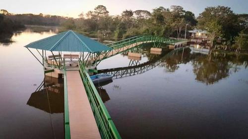 un pont sur une masse d'eau dans l'établissement El Encanto Caño Negro, à Caño Negro