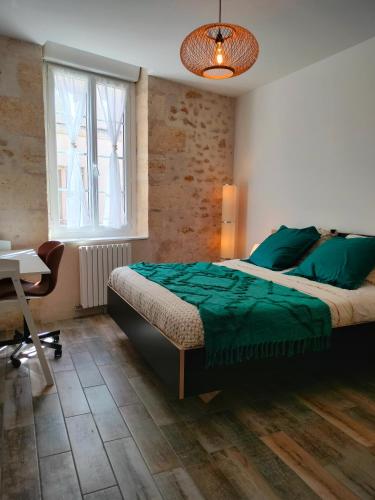 Ένα ή περισσότερα κρεβάτια σε δωμάτιο στο Logement Cosy entre Vigne&Océan