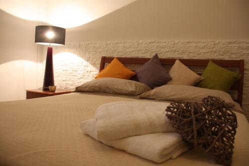 ein Bett mit einem Haufen Kissen drauf. in der Unterkunft Casa Mia in Martina Franca