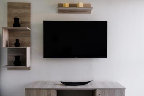 En tv och/eller ett underhållningssystem på Joseph Seaside Apartment 2