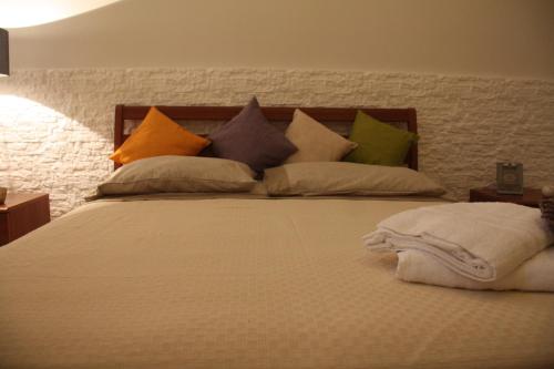 ein großes Bett mit vielen Kissen darauf in der Unterkunft Casa Mia in Martina Franca