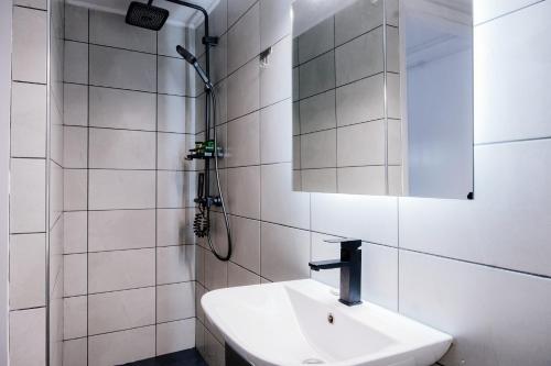 bagno bianco con lavandino e specchio di Joseph Seaside Apartment 2 a Heraklion