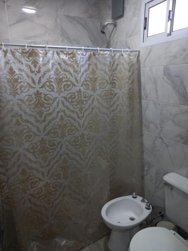 オラバリアにあるCasa Doraのバスルーム(シャワーカーテン、トイレ付)