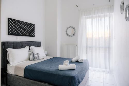 Un pat sau paturi într-o cameră la Joseph Seaside Apartment 2