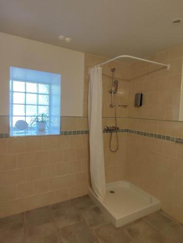 une salle de bain avec une douche avec un rideau de douche dans l'établissement La Soulane, à Cucugnan