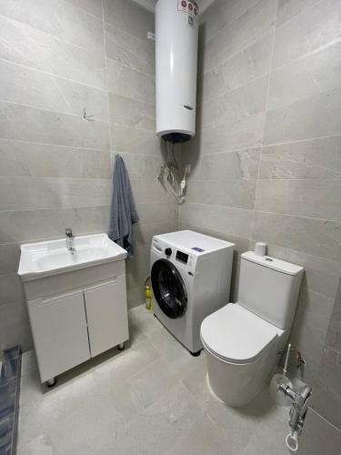 La salle de bains est pourvue de toilettes, d'un lavabo et d'un lave-linge. dans l'établissement Palm Beach Issyk Kul VIP30/3, à Chok-Tal